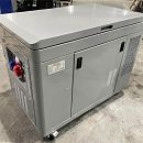 Бензиновый генератор АМПЕРОС LT13000E-3 в кожухе. Основное изображение