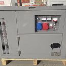 Дизельный генератор АМПЕРОС LDG12000E-3 в кожухе. Основное изображение