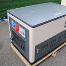 Бензиновый генератор АМПЕРОС LT20000E-3 в кожухе. Основное изображение